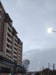 По периметру жилого комплекса установлено уличное освещение